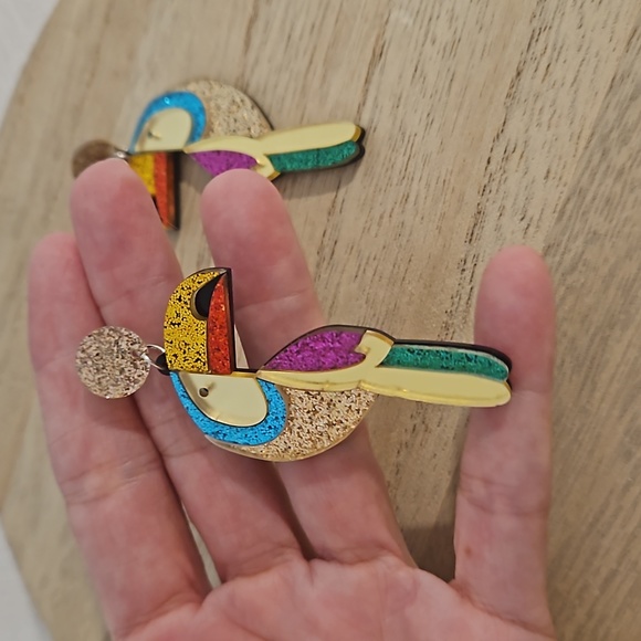 Multicolored acrylic toucan pelican tropical glitter pierced earrings NWOT - Picture 4 of 5